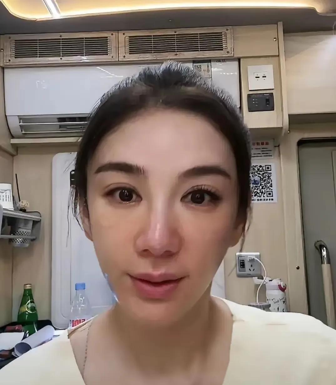 黄奕直播的时候，把自己的一张脸怼在屏幕上。她的五官那么粗犷，奔放，没有女人的细腻