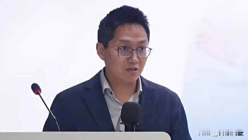 教人上岸的，自己先翻了船。粉笔CEO张小龙在人大讲座上聊AI炒股，8000万