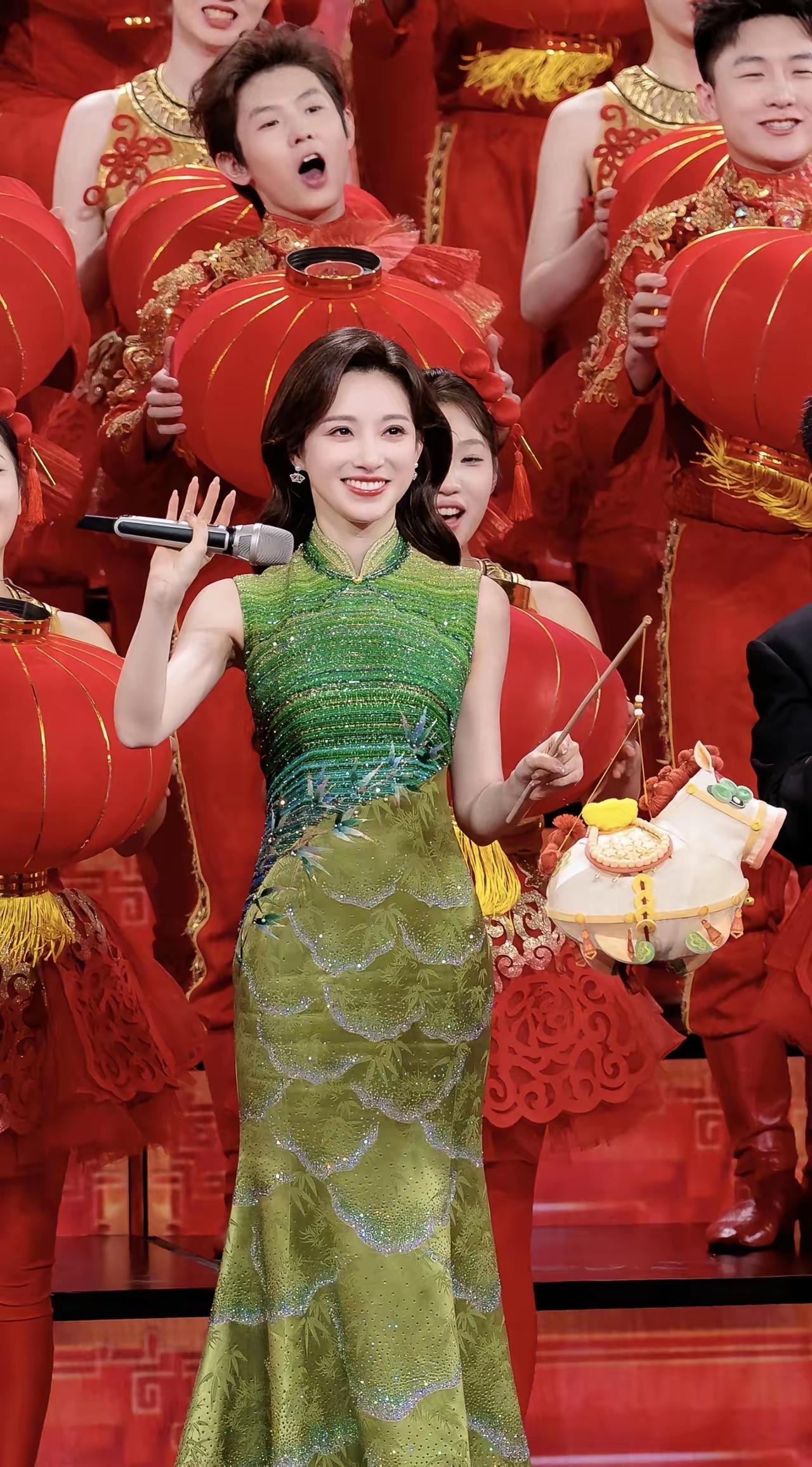 好久没看晚会了现在央视元宵晚会都改成录播了？不过我觉得元宵晚会比春晚好看，很