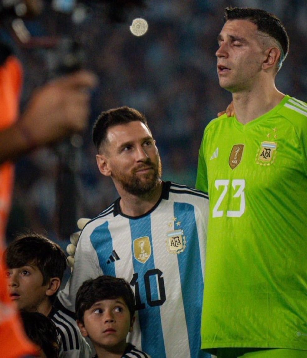 🔛迪布接受DS体育专访谈到与梅西的共同之处：梅西爱你，对吧？当你在奏国歌时激动