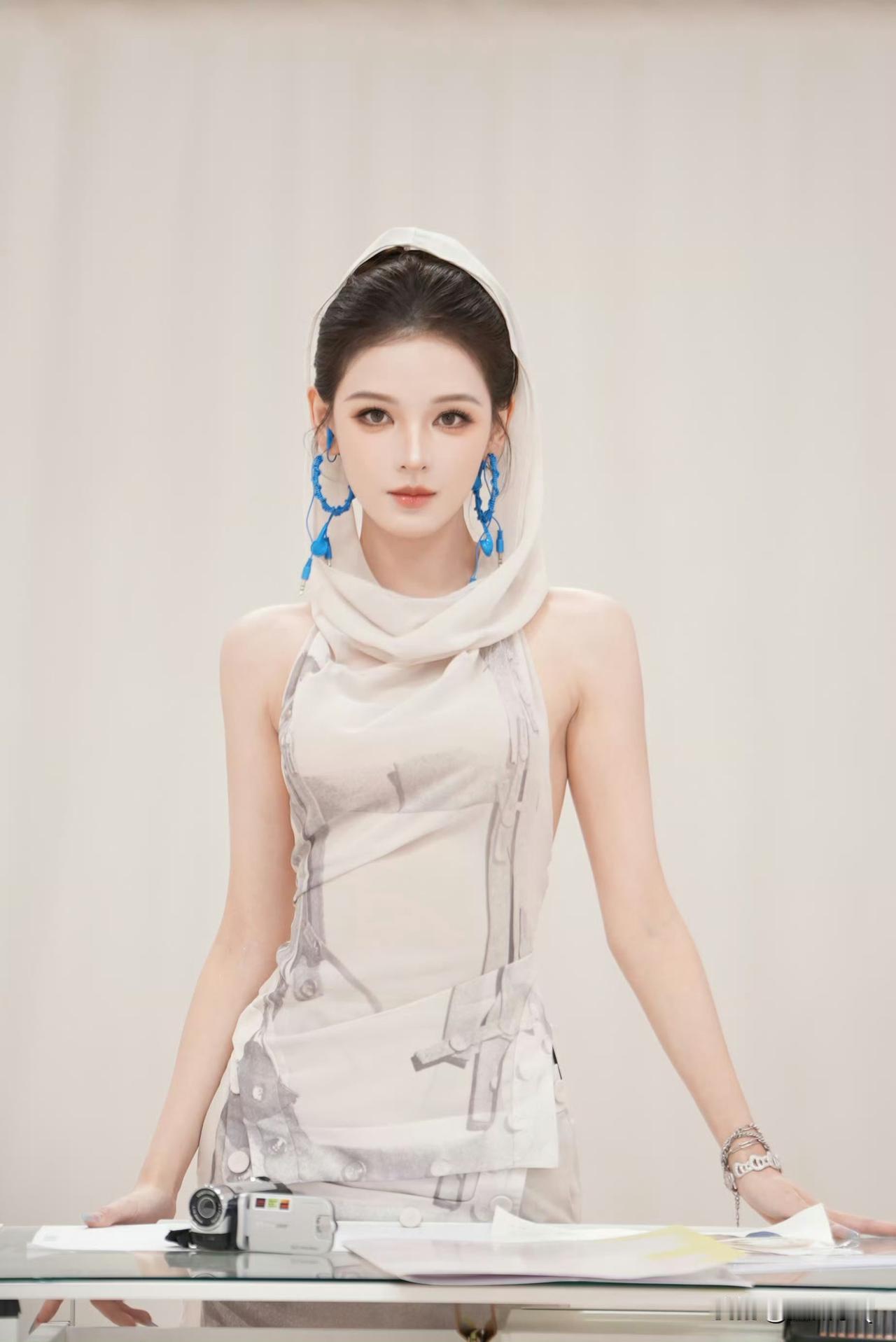 张予曦上海时装周造型美如缪斯，咱就说她的脸真的美得无法无边，太权威了，上镜360