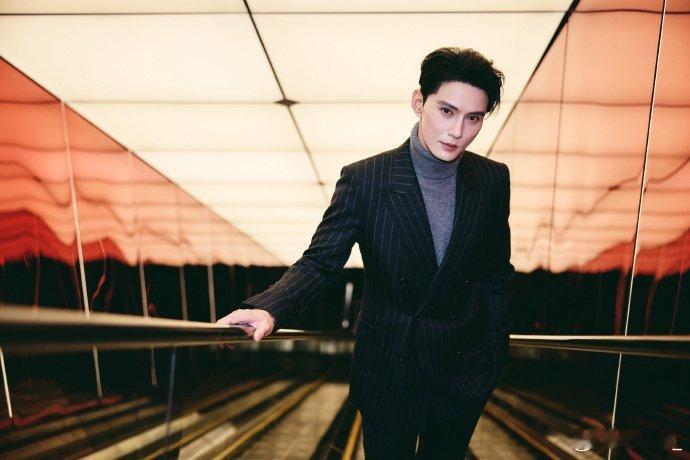 徐正溪的优雅永不过时他的五官不算惊艳型，但很耐看。尤其是眉眼间的温柔，让人不自