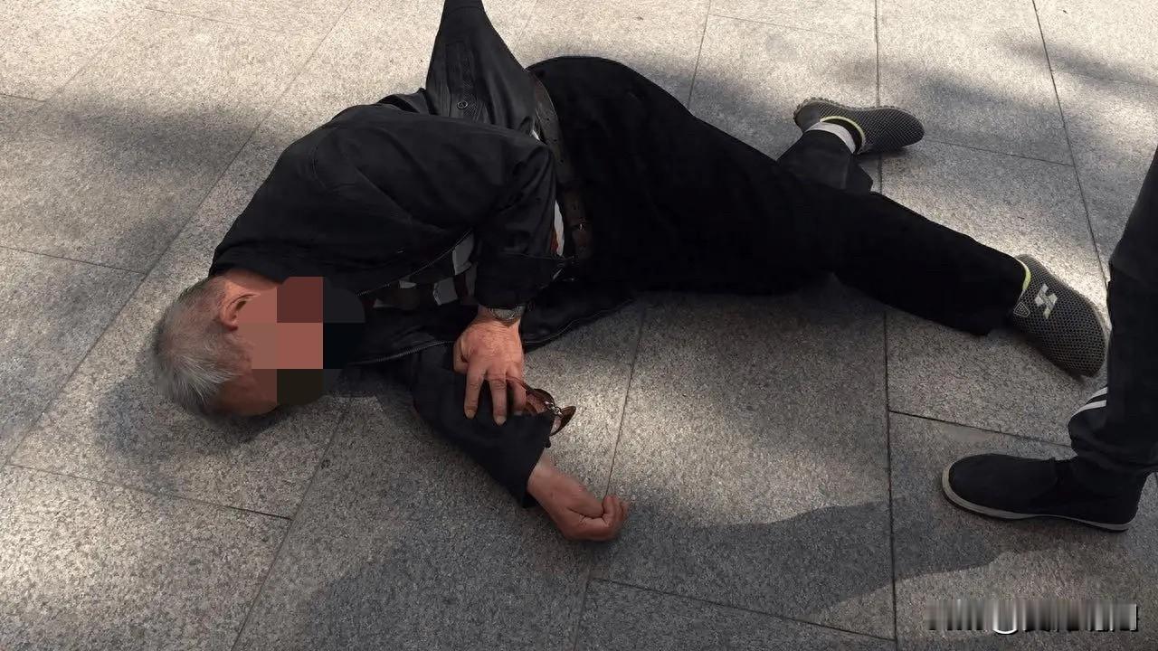 上海，62岁保安大爷下班时，不慎摔倒、心脏停搏死亡，事后，大爷的家属得知大爷所在