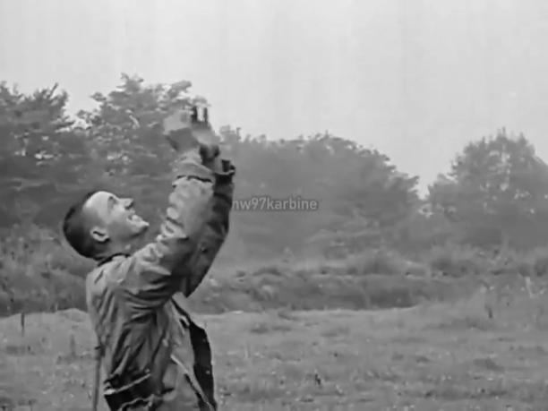 一段二战时期的影像：1944年7月25日，在诺曼底圣洛（Saint-Lô）遭空袭