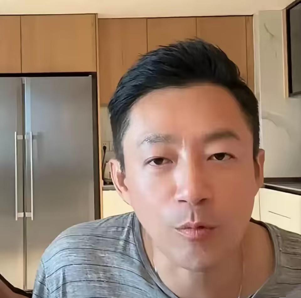 汪小菲开直播了！还是在他的老地方——厨房[呲牙笑]现在客厅位置已经固定是马筱梅