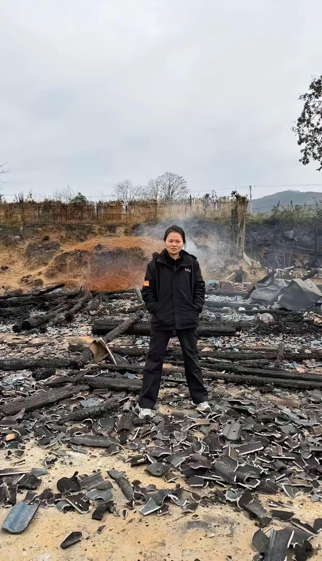 这心态绝了！湖南怀化，女子突然接到电话，得知在农村的父母房子起火了，等她赶到时，