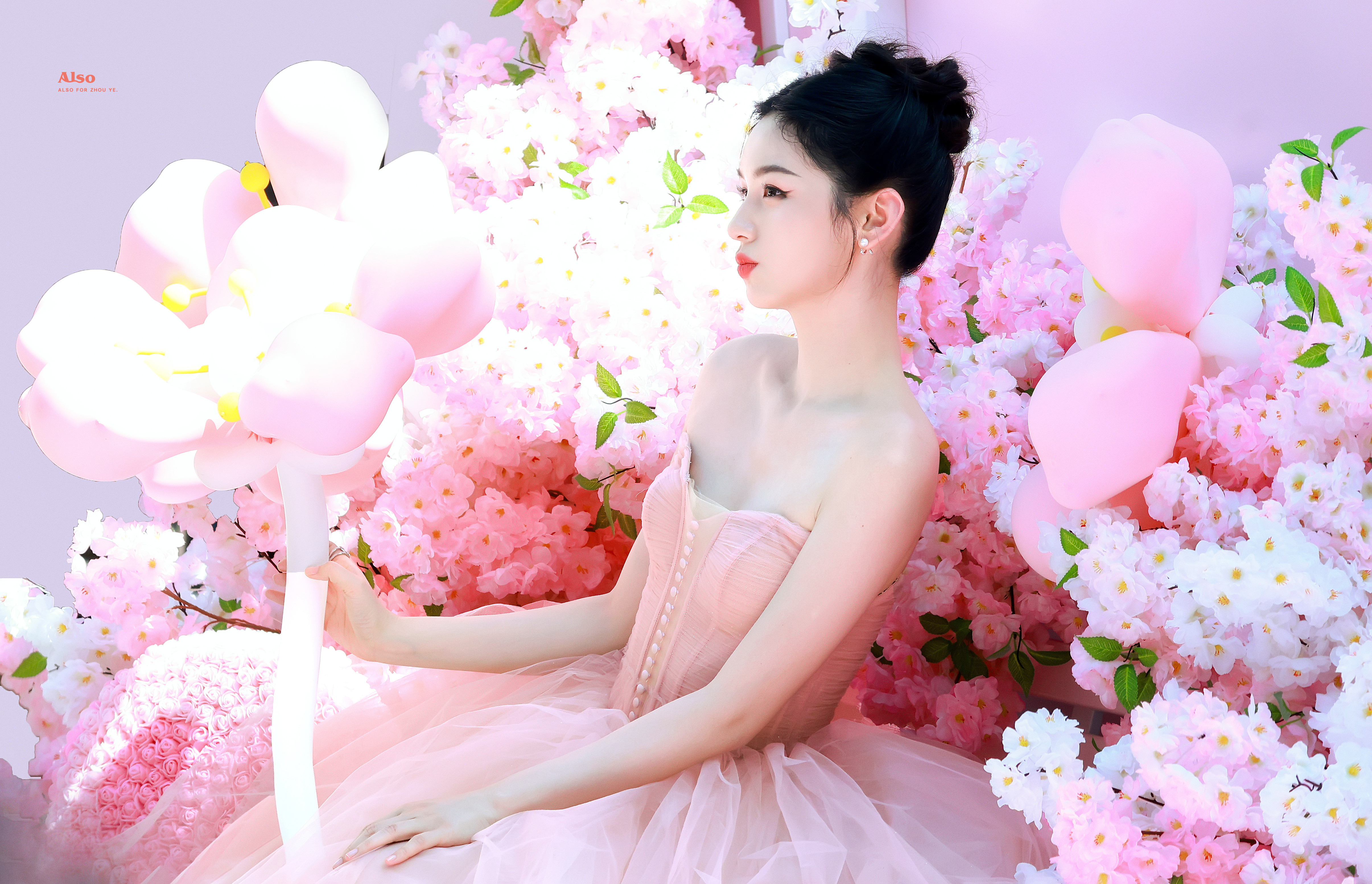 周也粉色抹胸裙，肩颈线条如天鹅般优雅。