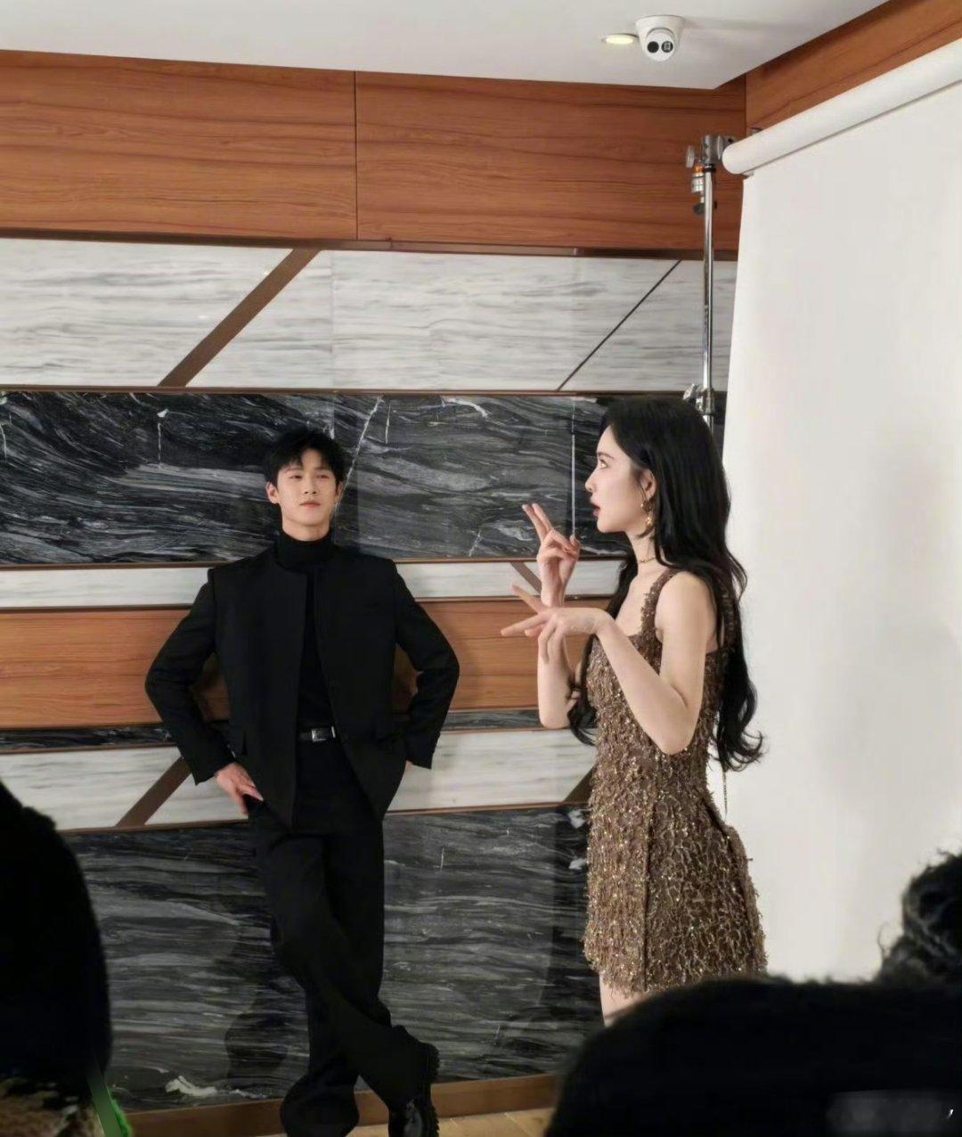 孟子义李昀锐未公开合照看我发现了什么绝世好东西，她在闹，他在笑，甜爆了