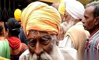 聊聊最近闹得沸沸扬扬的“印度大生意”。250万吨尿素大标书甩在桌上，开出的价格