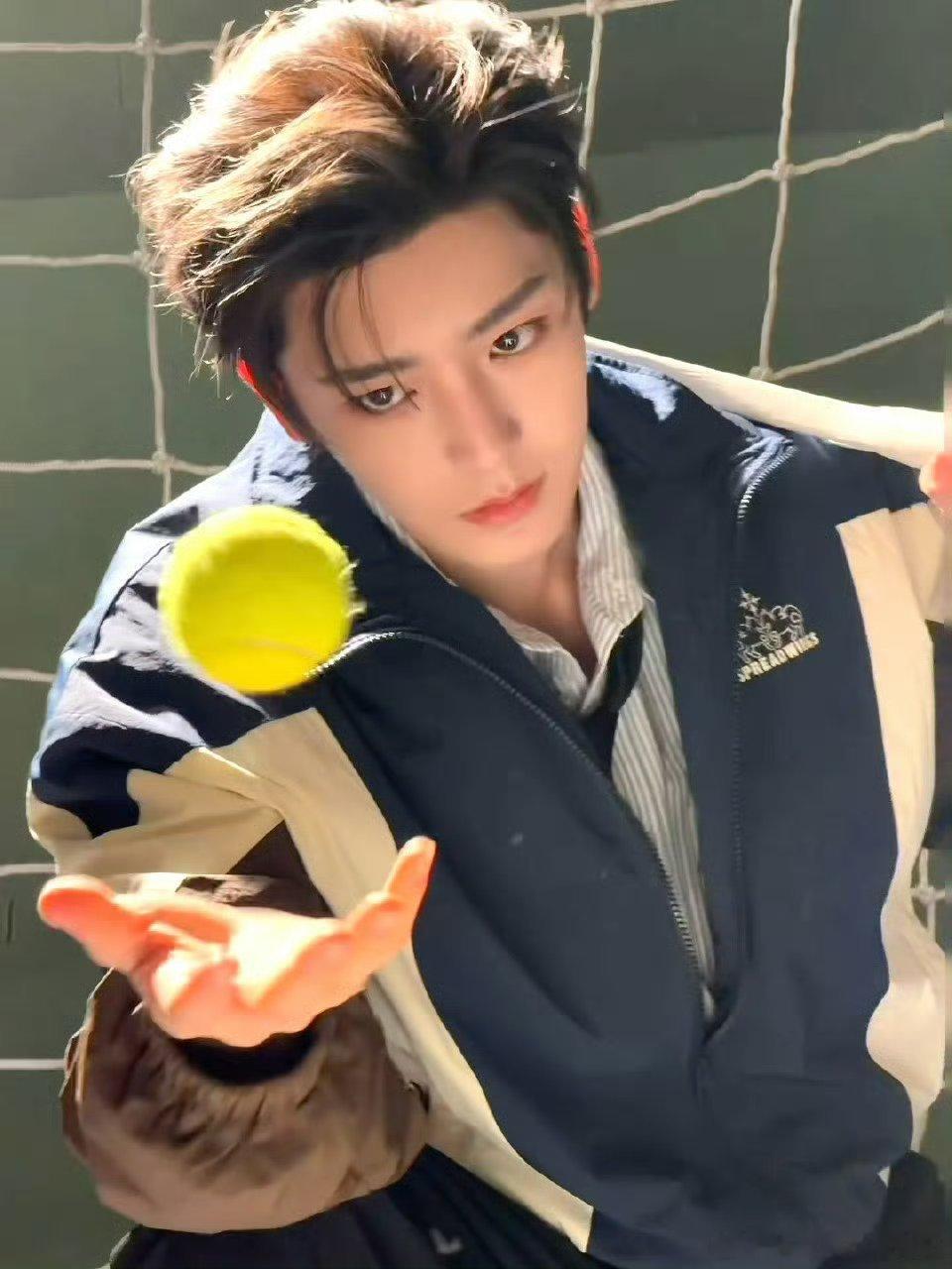 侯明昊走路粉闻着味就来了宽肩窄腰+核心发力的霸总步太绝了！少年脸配劲劲姿态，每