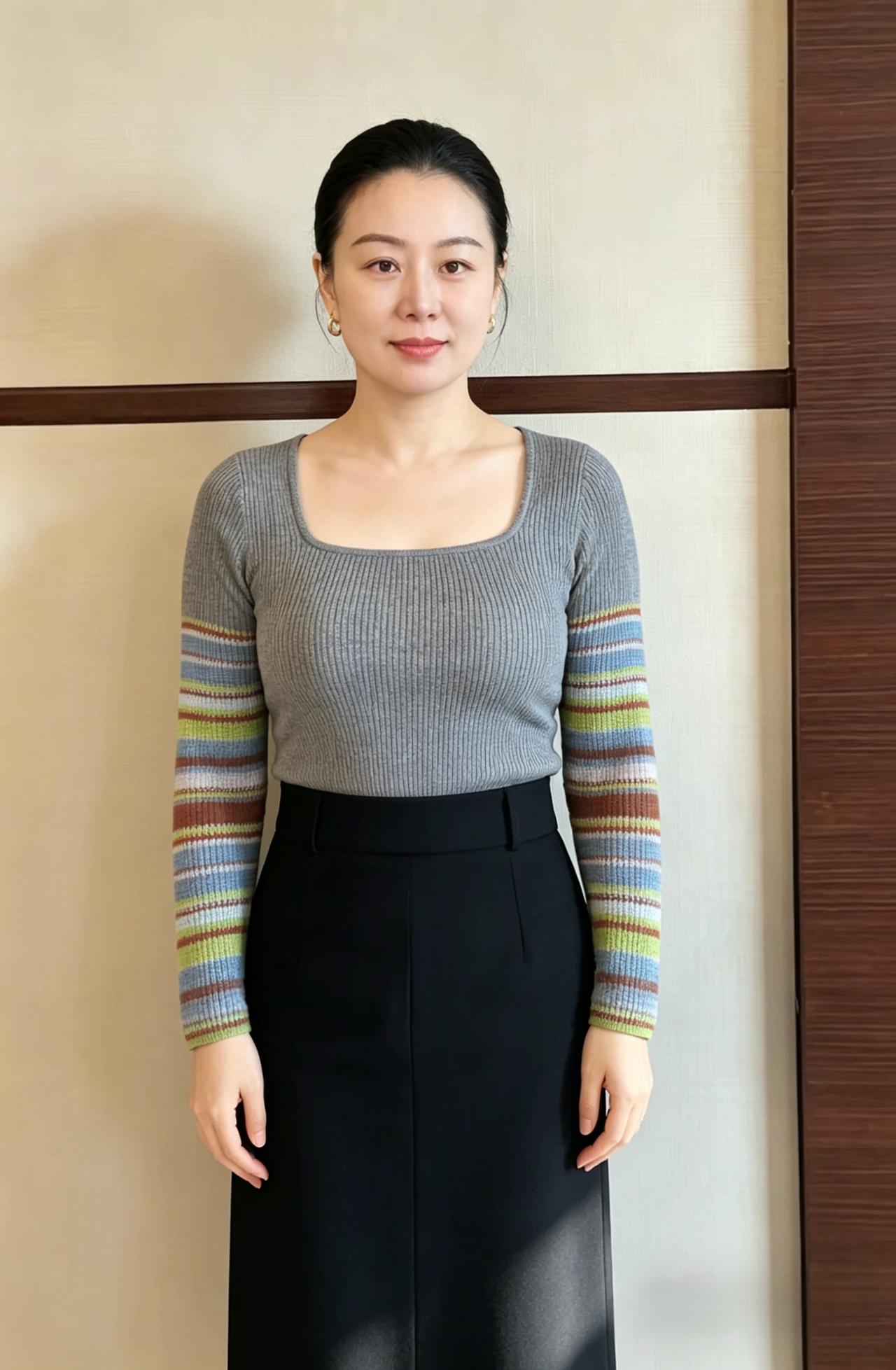 彩袖针织雅致妆，端容温婉自流光。风华沉淀从容态，一貌清宁岁月长。