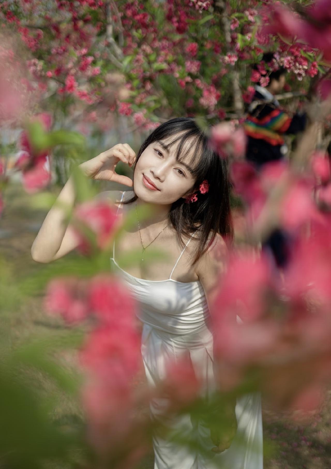 满园桃花是我的帷幔，置身花影之间铺开瑜伽垫，让身心与春光相拥。什么都不想，只在花