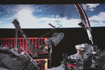 在轨舱外航天服D、E首次成功保障出舱任务