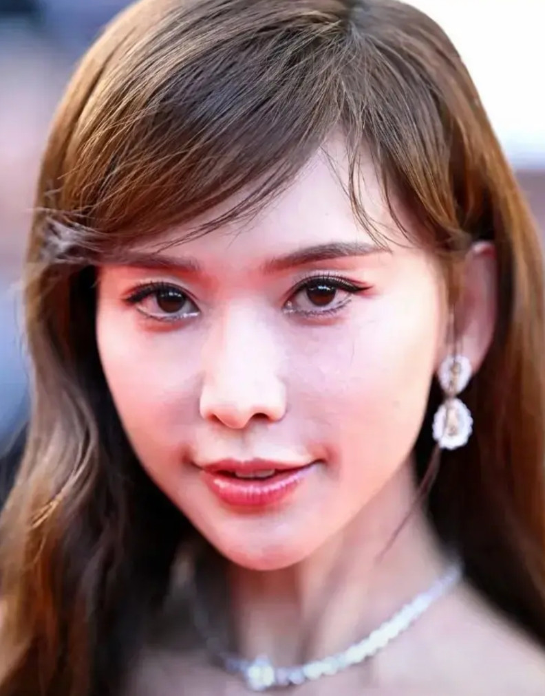 林志玲疑似戴“假发”，没有光泽度，衣服显得廉价，甜美不再眼神犀利果然看一个人的