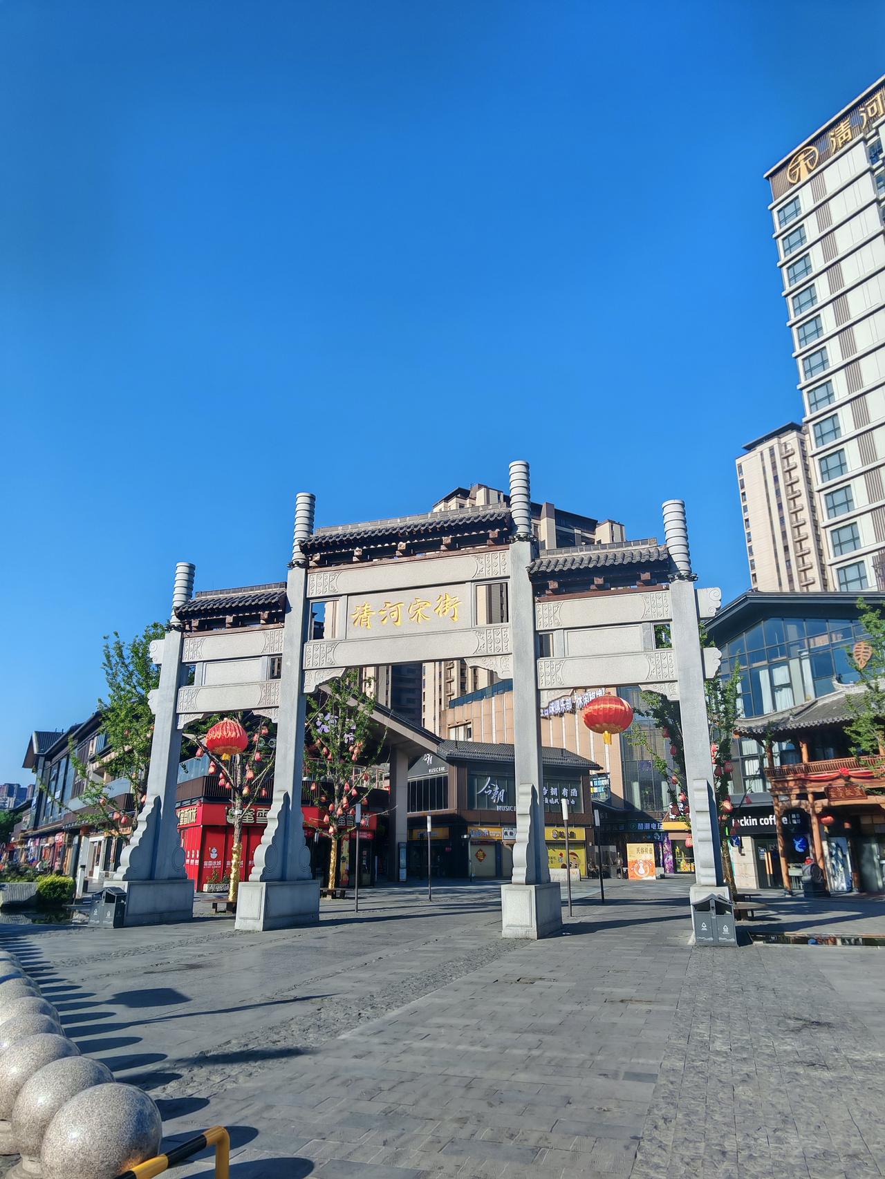阜阳宋街真的是个宝藏打卡地。它完美还原宋代建筑风格，古色古香的街道，青瓦白墙，飞