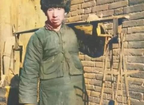 1941年，一个卖油郎问：“村里住多少八路？”小孩不假思索，脱口而出：“七八个！