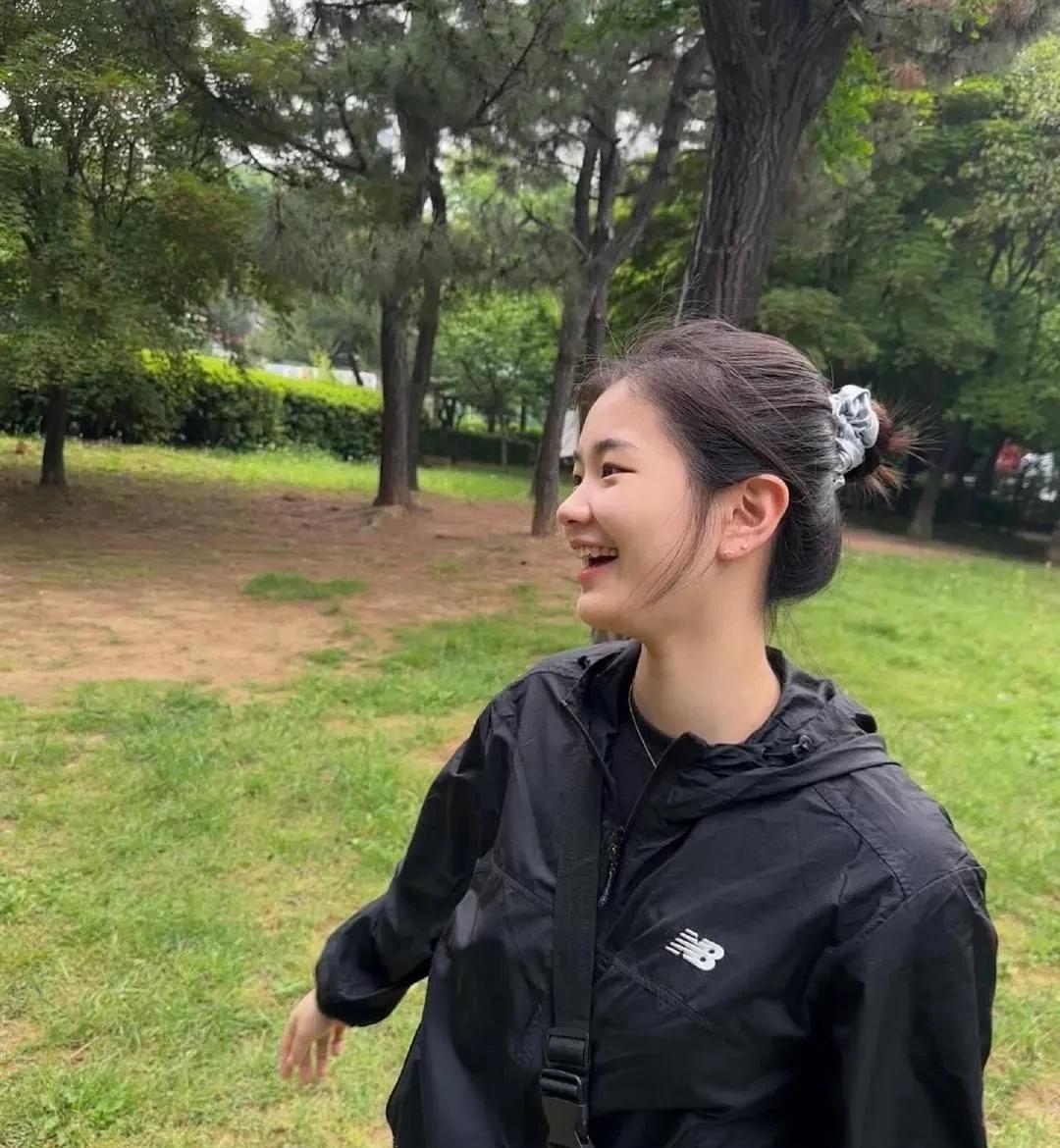 韩国两个小美女金娜英和申裕斌谁更可爱些？金娜英，20岁，身高172cm，体重，
