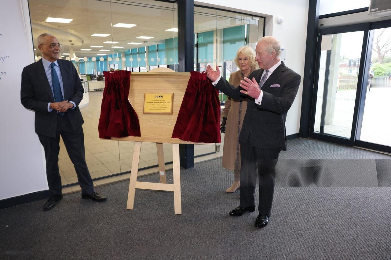 王在法上，安德鲁王子放出来以后，模样虽然狼狈，但是比400年前被捕的王室成员好多