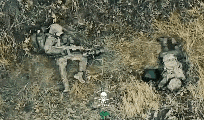 俄乌惊魂：本想脱困，结果间接害死了队友！两名士兵遭到无人机围攻，都身负重伤无