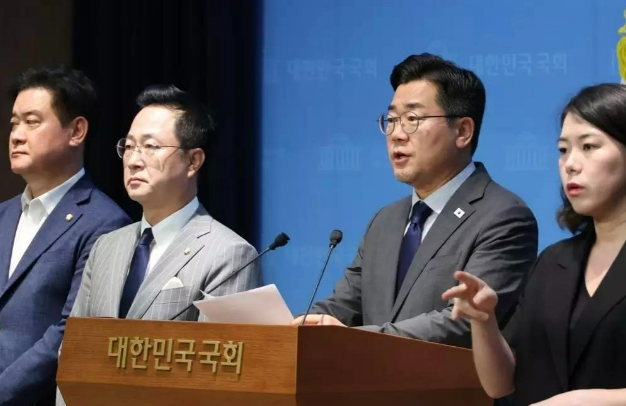 25日韩国共同民主党党首候选人朴赞大议员提交决议案，要求开除曾阻挠对前总统尹锡悦