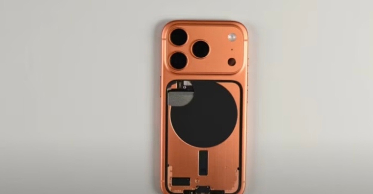 iPhone17Pro维修测评简单总结了三点：（1）新iPhone容易刮花，边框
