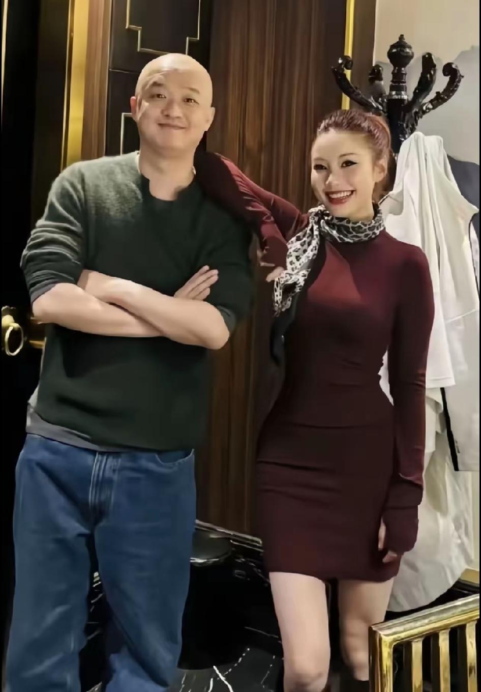 完了，这女的一看就比包文婧妩媚，会来事，她更会撩情，更会哄光头开心，所以包文婧输