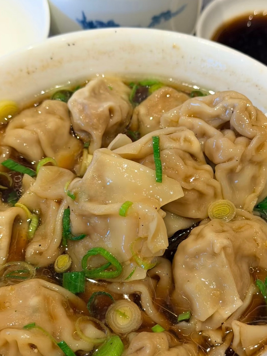 今天天没亮开车去吃的早茶馄饨+蟹黄汤包+大煮干丝+虾仁蒸饺+水晶肴肉​​