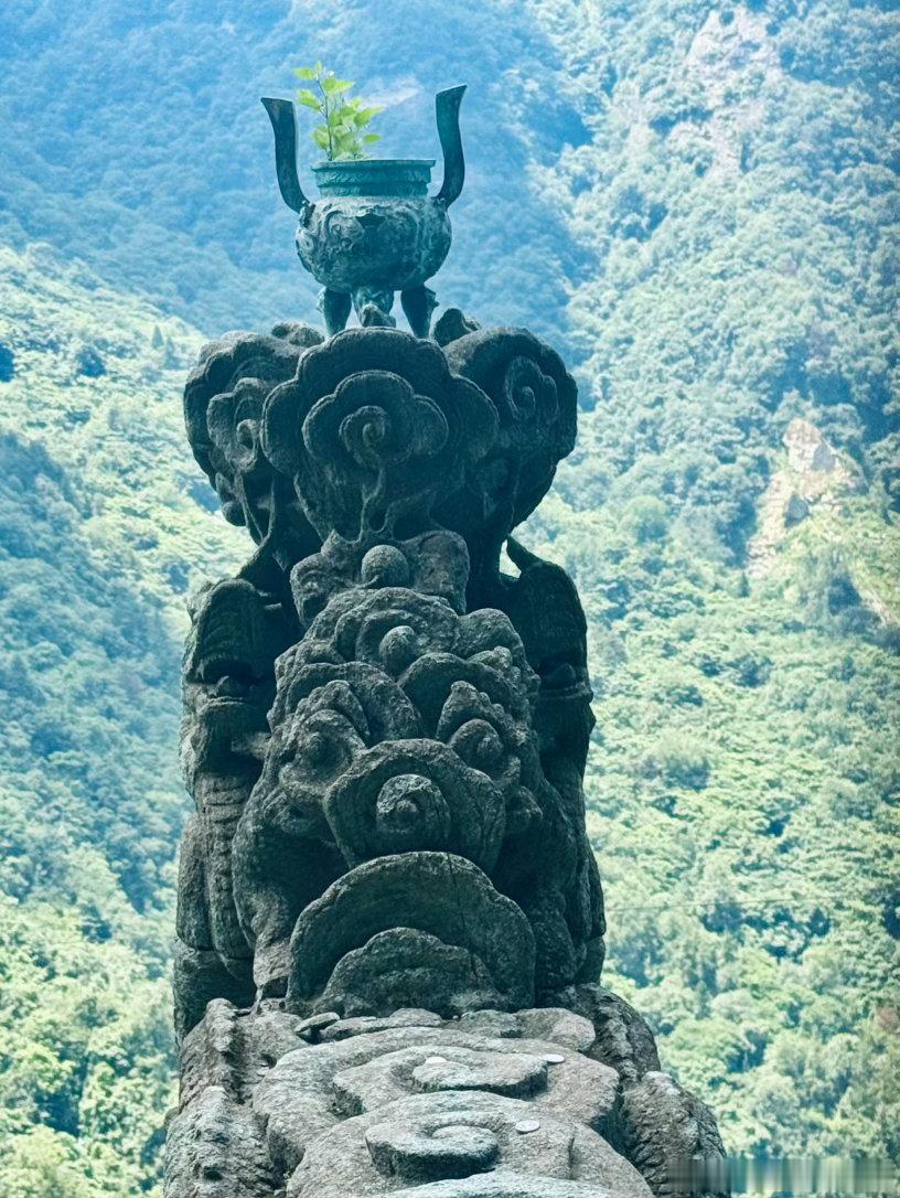 看过金庸小说的，或者刷到过抖音“龙头香”的，都会想到武当山“看看”。有皇家持续巨