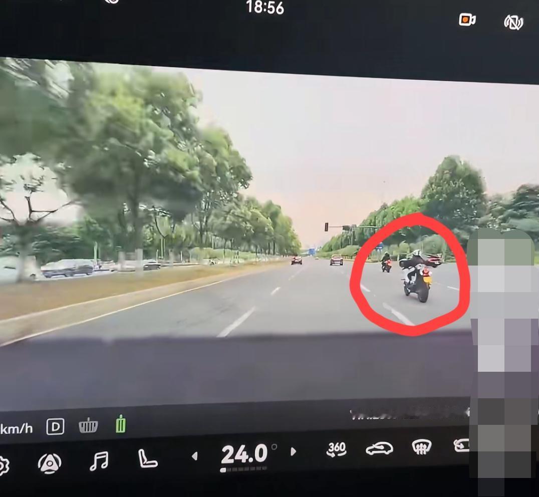 7月21日，江苏南京，一名车主正常直行，却被强行变道的网红女骑手上前敲窗指责。事