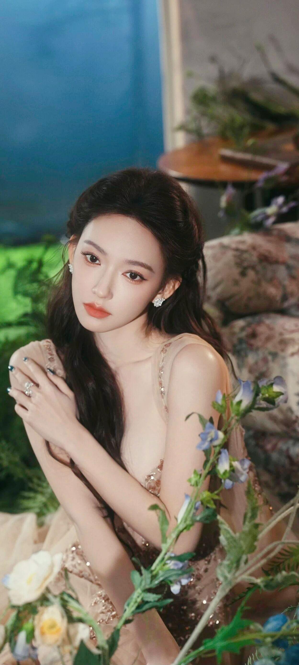 《绮罗香》薄透轻纱缀玉芒，繁花绣满绮罗裳。云鬟半挽凝脂雪，星眼微扬映晓光。