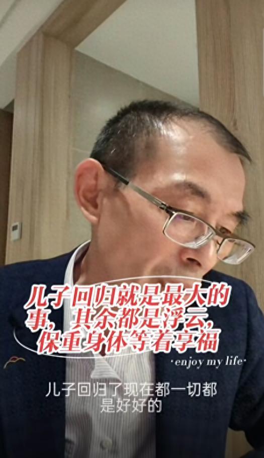 谢浩男回学校后，谢爸直播间爆哭，坦言不在浩男学校附近租房原因南京农业大学门