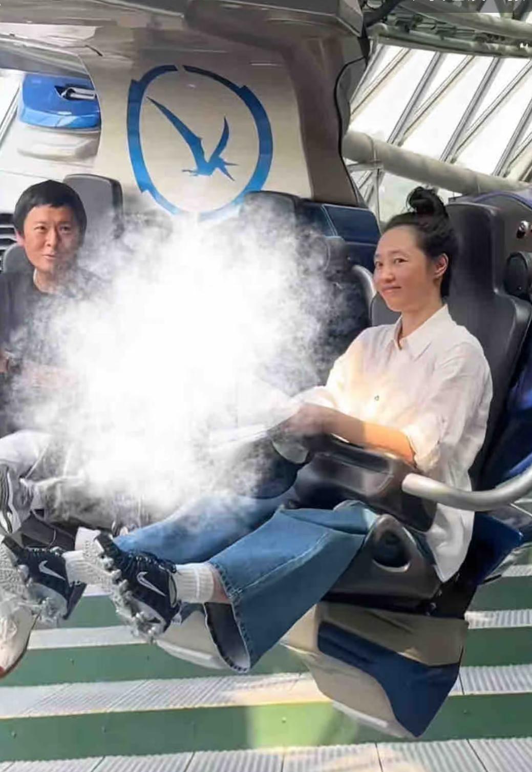 白百何携现夫幼子北京环球影城游玩被拍，张思麟看起来脾气温柔，幼子小小一个但胆量不