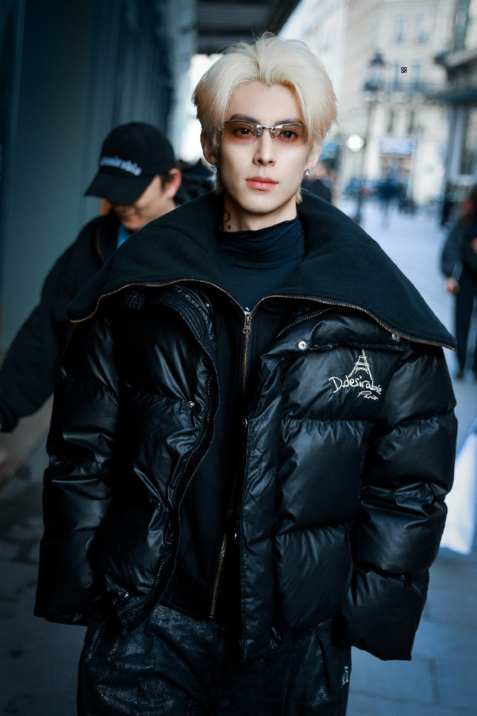 王鹤棣巴黎街头出神图王鹤棣白金渐变发色allblack造型王鹤棣巴黎街头出神
