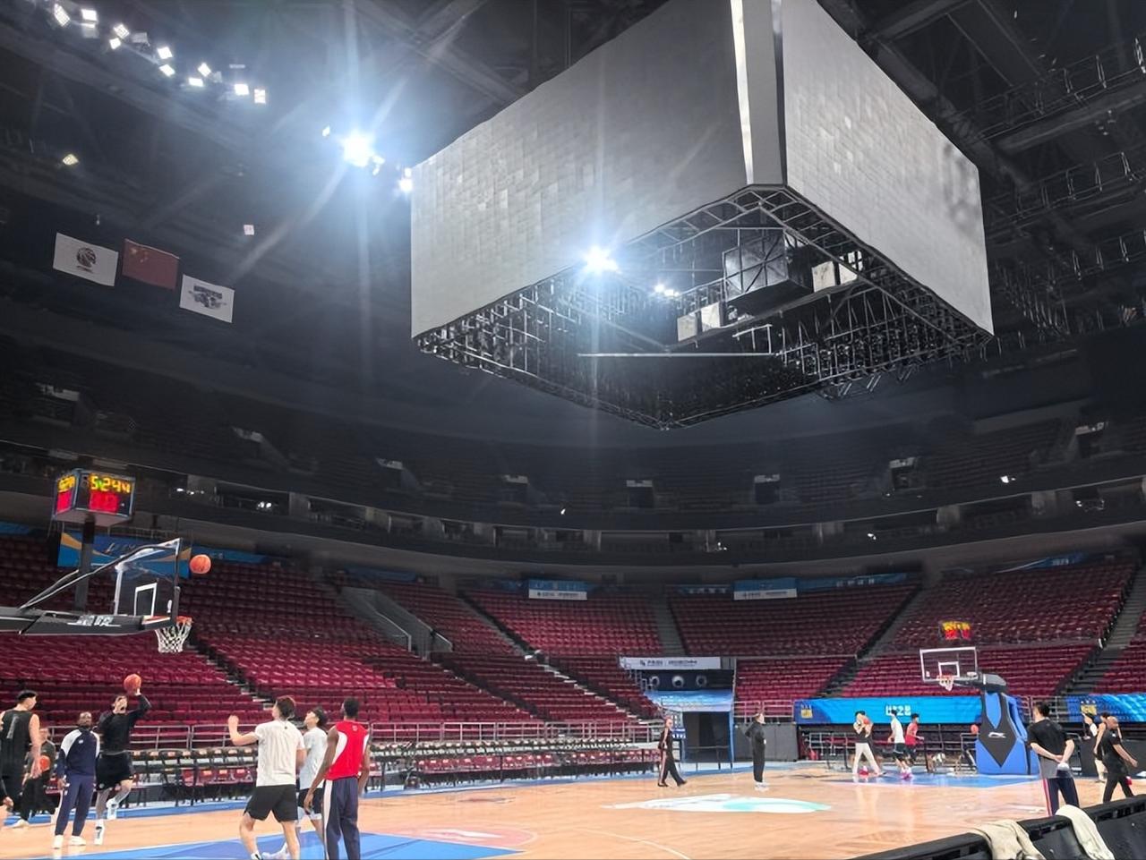 哈哈哈，北京首钢的大牌，几乎个个都是伤兵。总结一下，周琦伤了，曾凡博伤；凡博