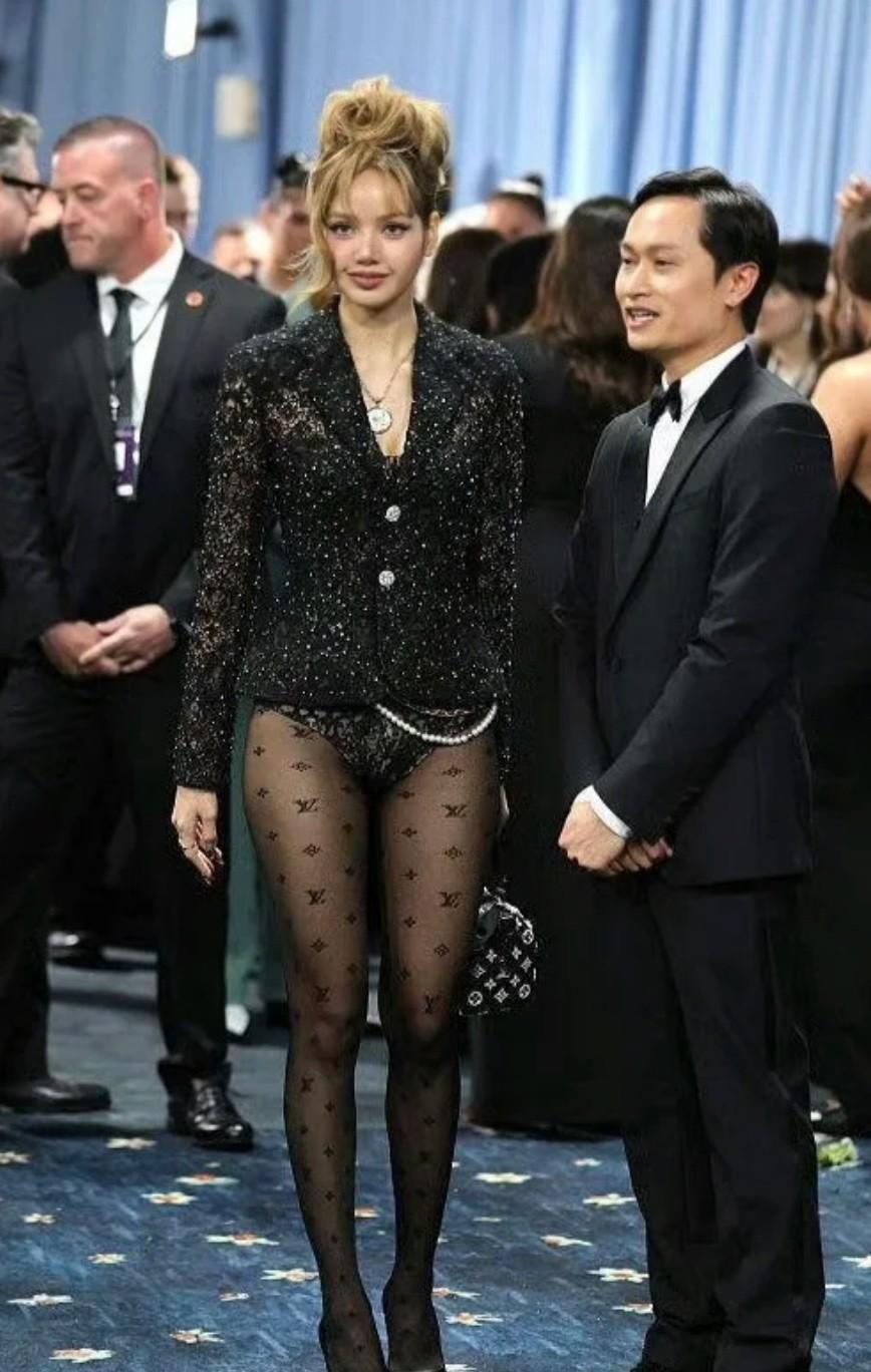 lisa不是我说你，咱闯美就不能穿条裤子吗？正式场合，你穿个内裤就出来，实在