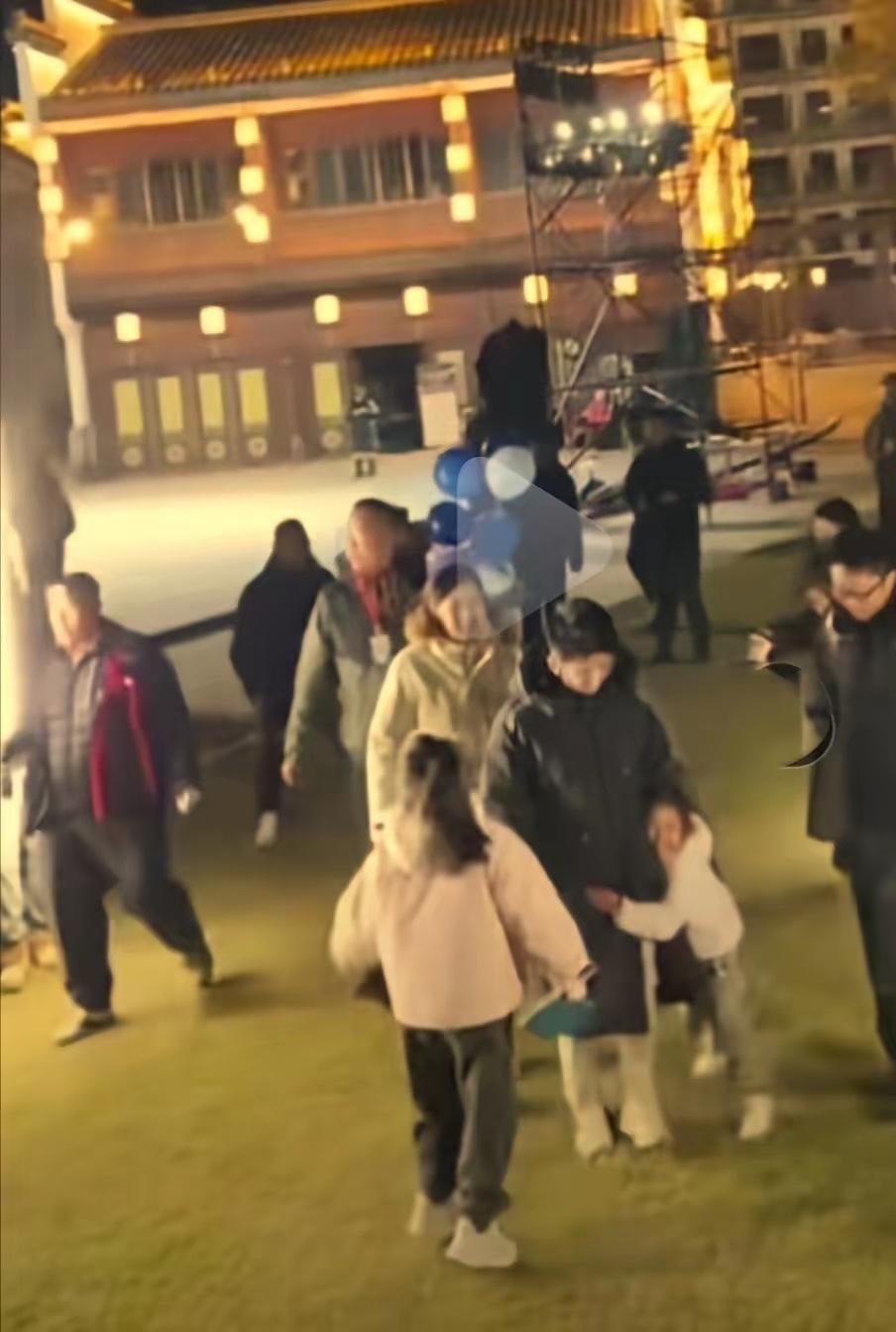 宇辉在安徽第一站结束之后，猝不及防的一幕出现了！宇辉下播之后，一位小女孩快速跑