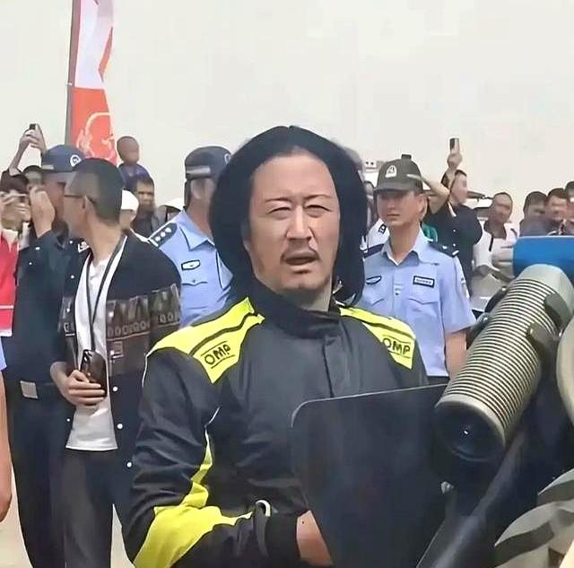 吴京素颜生图又火了！评论区直接炸锅——这满族特征也太明显了吧？颧骨硬朗、下颌