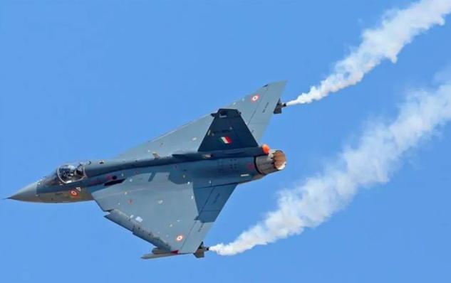 /一夜之间，美国成了印度的头号仇敌！就在光辉战机坠毁的硝烟还没散去时，印度媒体发