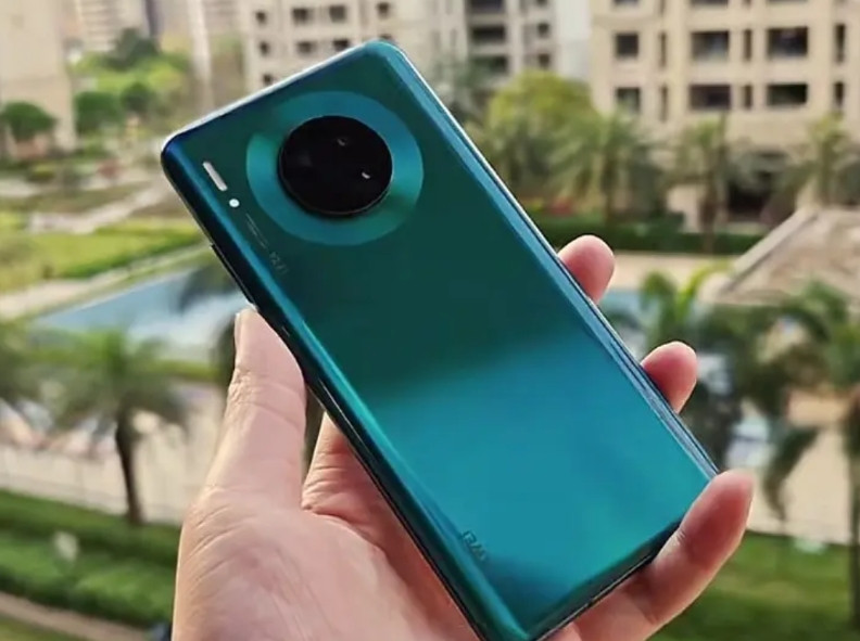 想想真的很好笑，Mate80都要来了才发现裸机使用这么舒服今天没事拿出当了备