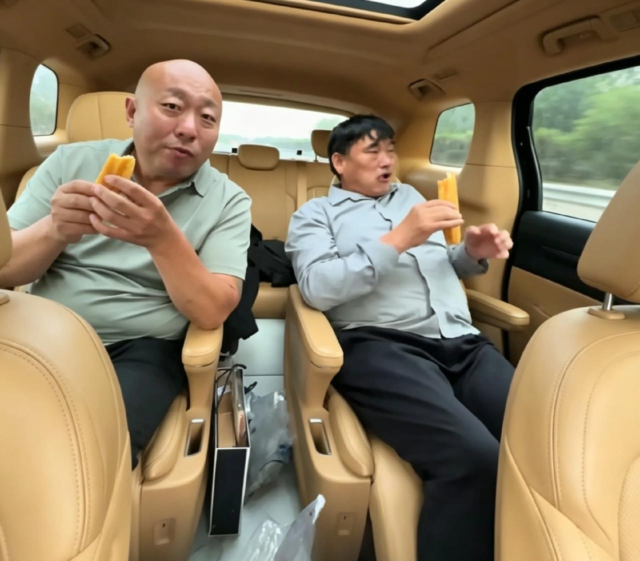 大衣哥这趟赶商演，饿了就在车里对付一口。豪车配油条，看着挺风光，其实累得够呛。成