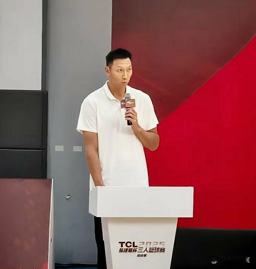 易建联出席“TCL易建联杯”三人篮球总决赛活动，并亲自为获奖运动员颁奖，事隔多月