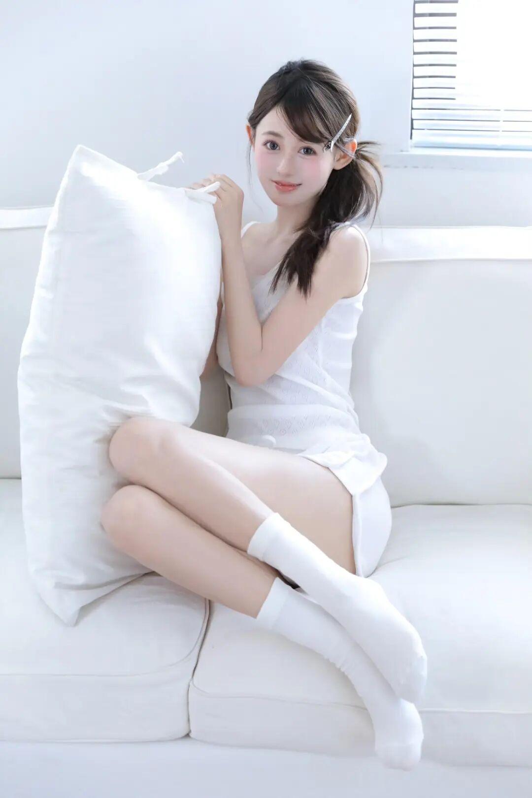 分享甜美小姐姐随手拍纯欲吊带白色恋人人像摄影你会喜欢什么类型的写真氛围感出片穿