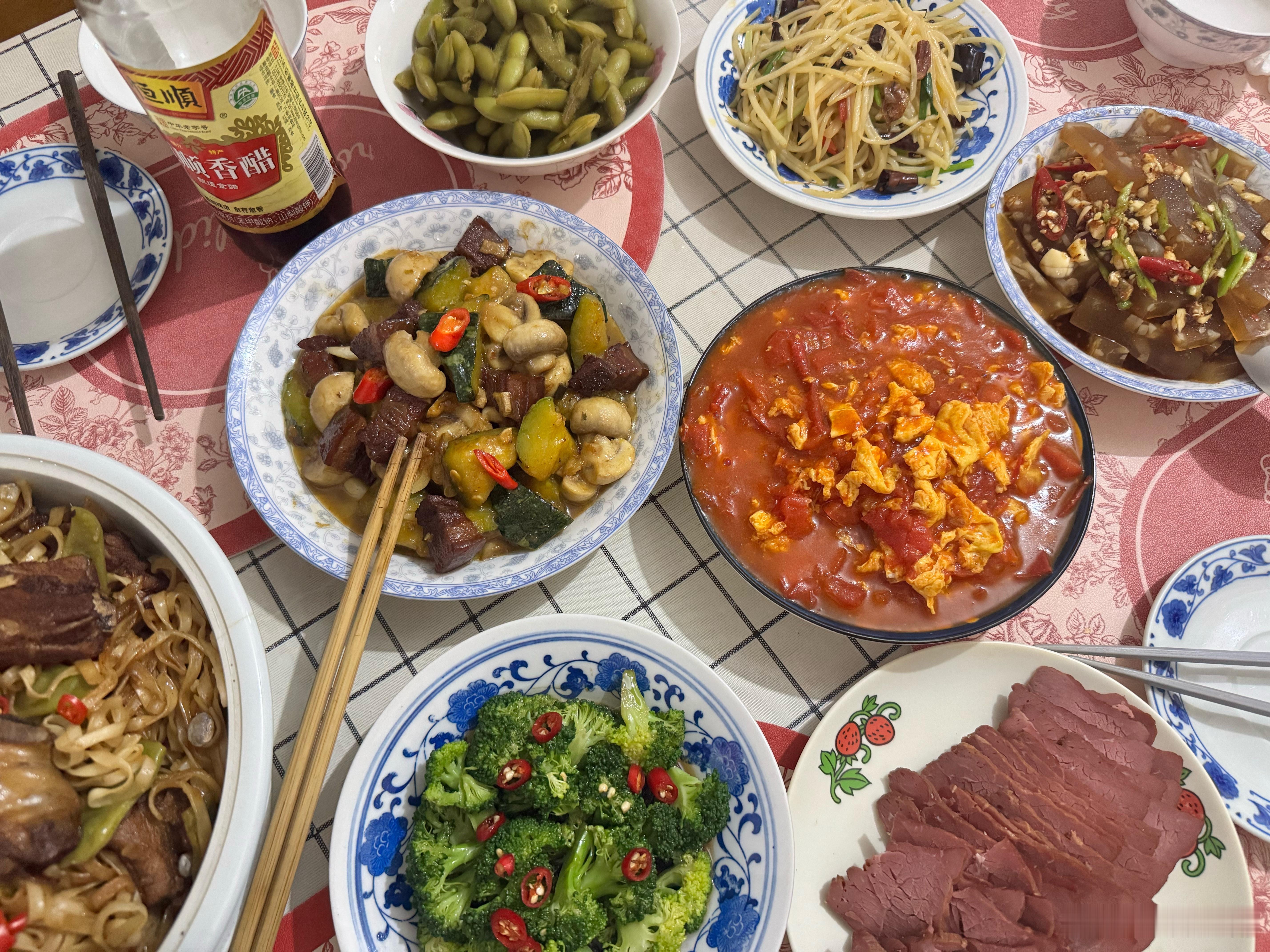老李家的小饭桌🈺扁豆排骨焖面➕自家种的小辣椒真辣啊[笑着哭]​​​