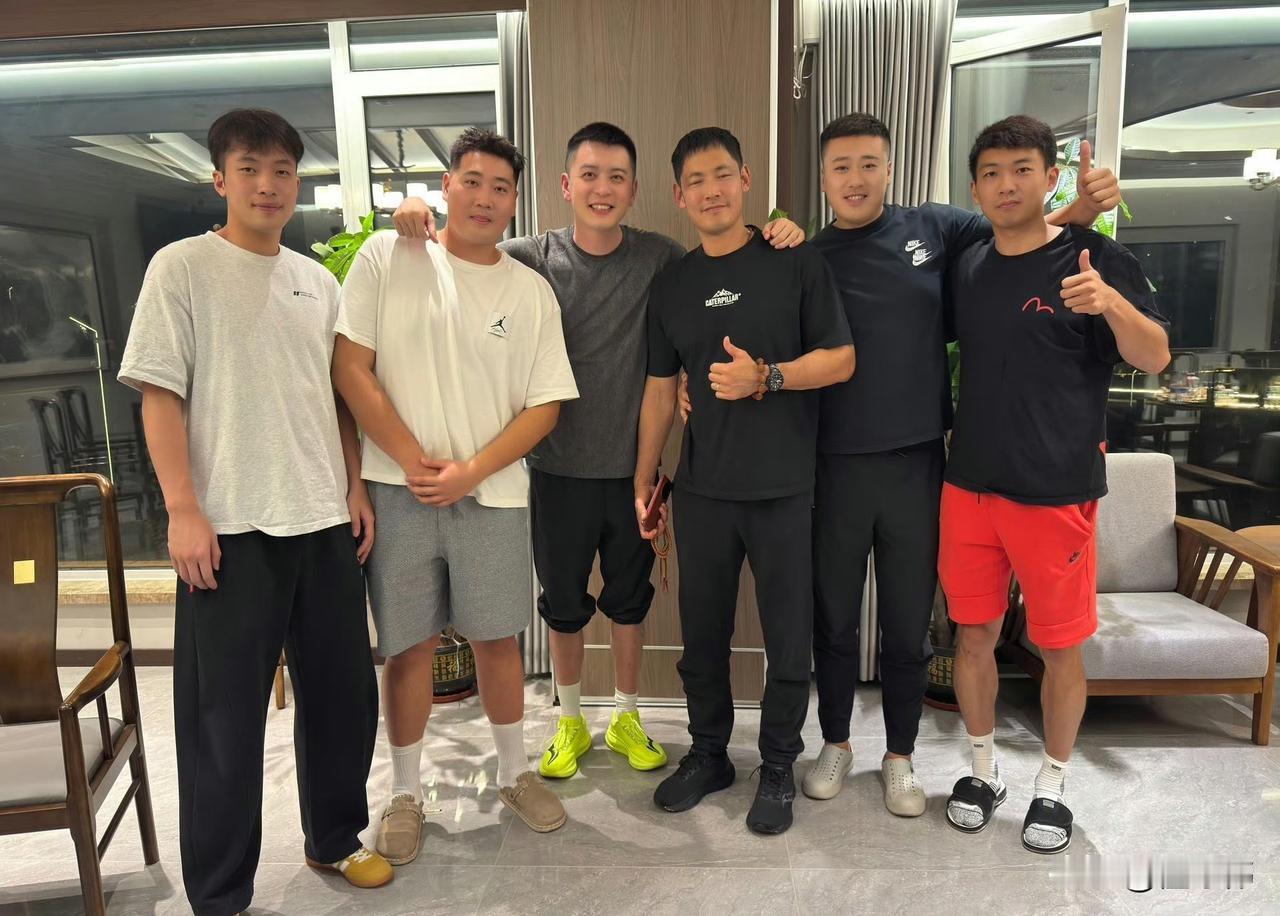 好兄弟！杨鸣和张庆鹏，以及其他兄弟一起喝酒，氛围相当不错！张庆鹏是真的喝多了
