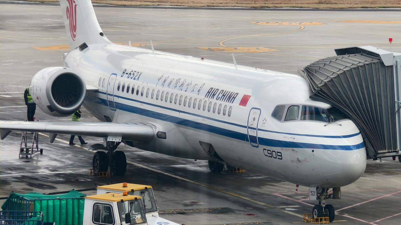 国航涂装的C909，大气又漂亮。C909也是比arj21听着更顺耳！