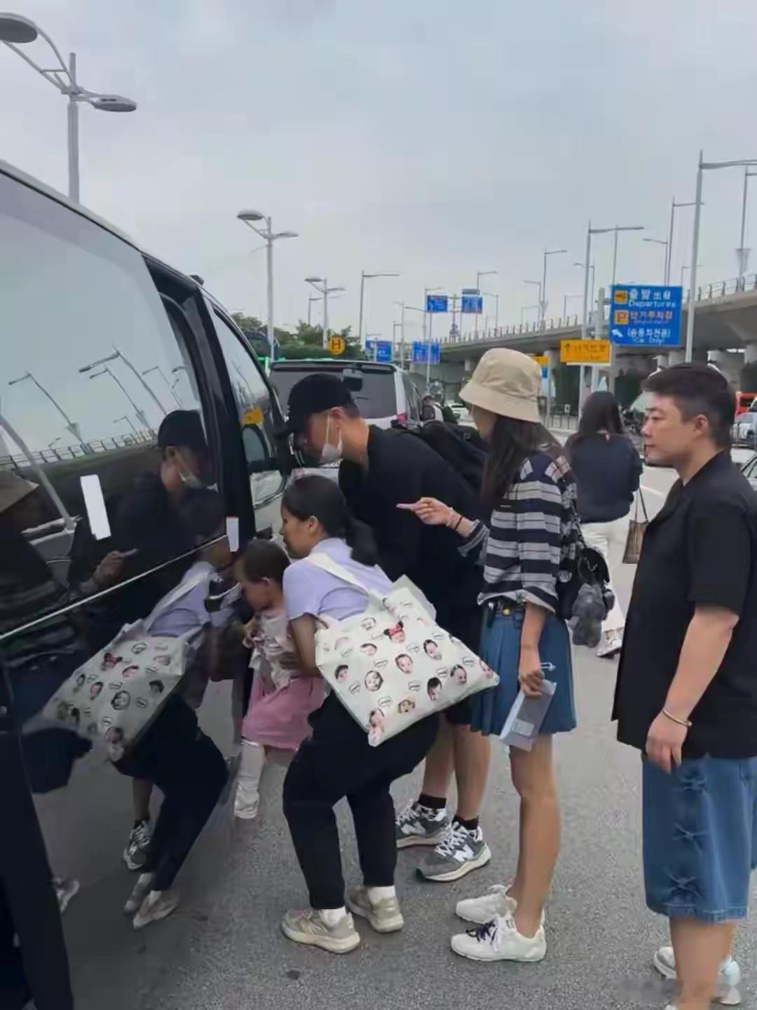 韩国偶遇任重孙骁骁一家有网友在社交平台晒出在落地首尔时偶遇任重和孙骁骁带着女儿去