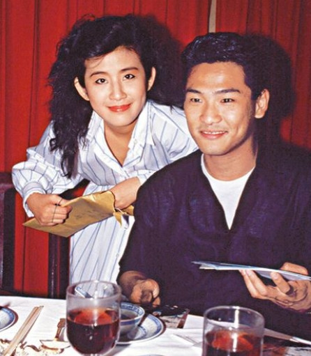 1996年，吴君如为了给男友杜德伟一个惊喜，偷偷跑回去看他，结果一开门，却看见杜