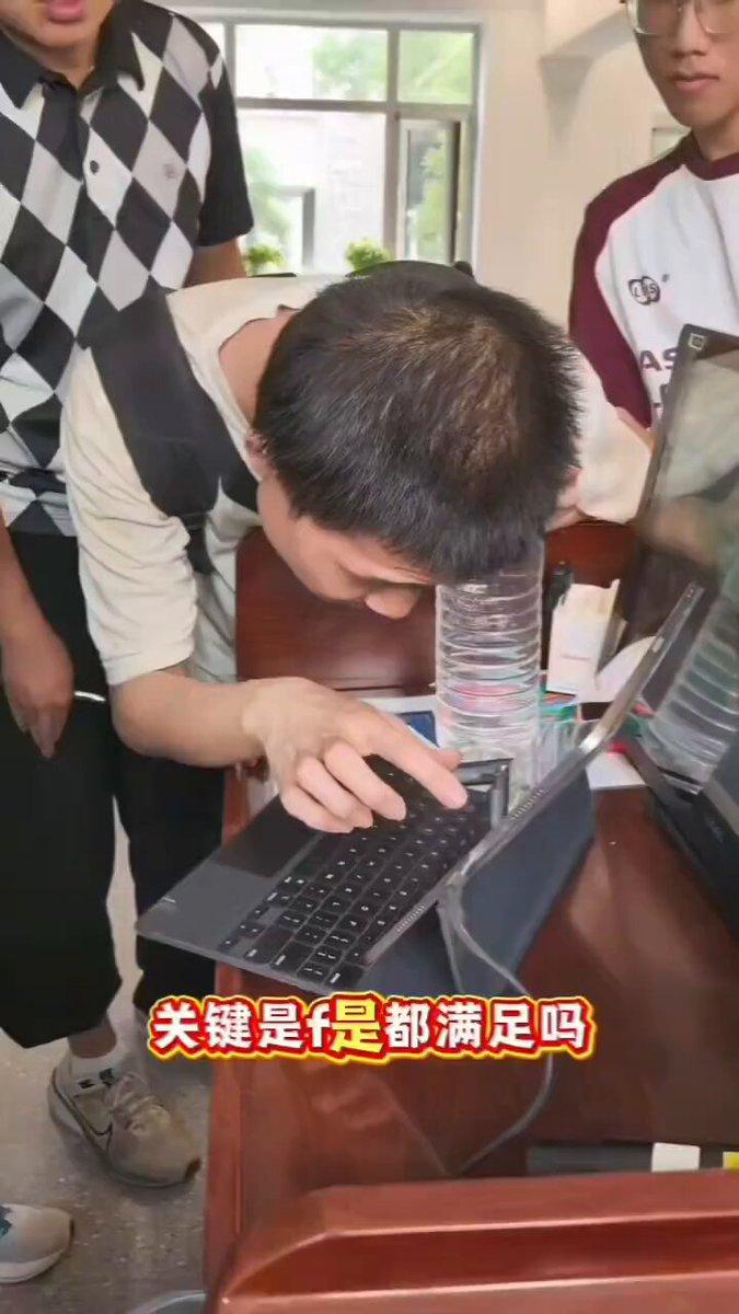 刷到王虹拿下菲尔兹奖的热搜，全网都在惊叹这位女数学家的高光成就，可真正戳中我的，