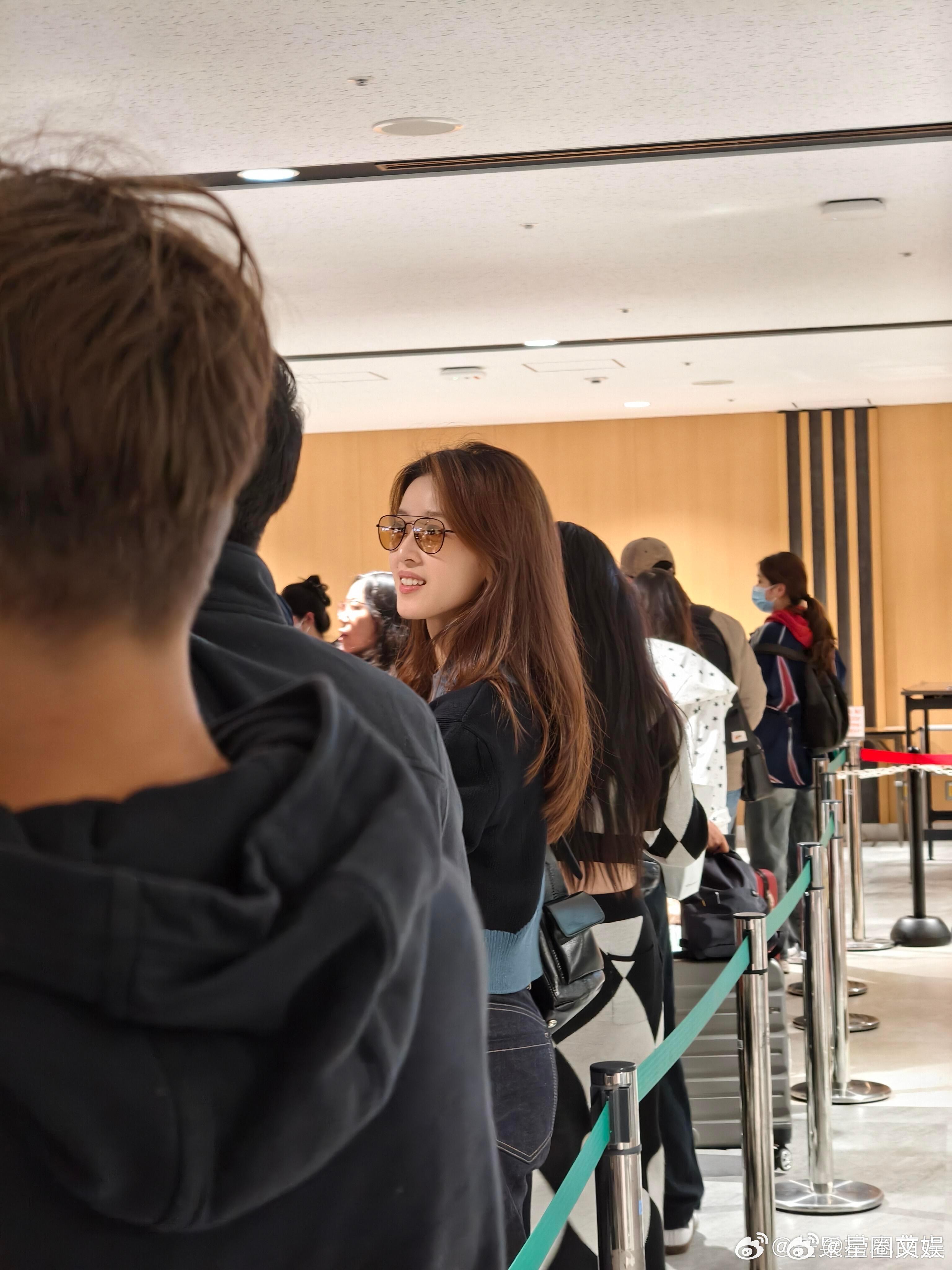 章泽天把卷发拉直了章泽天拉直头发​​​