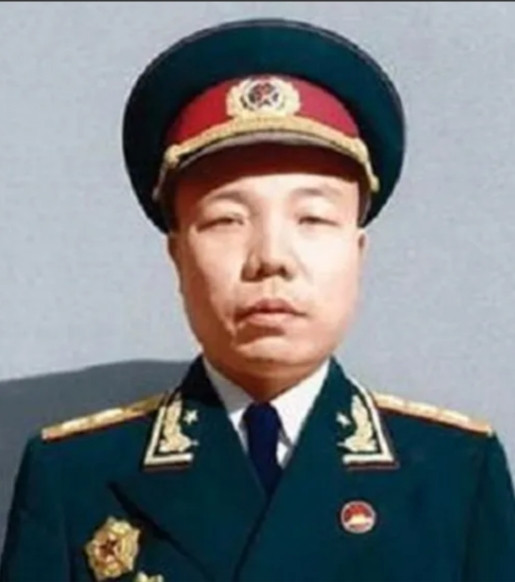 1935年，红军干部在筹集粮食时，被藏族土司抓走，政委萧华去谈判，土司却说：“留